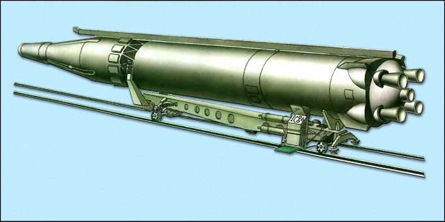 Ракета на установочной самоходной тележке